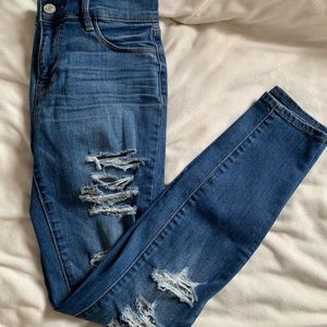 Distressed jeans💘